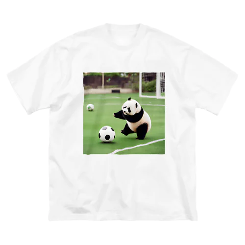 サッカーをするパンダ Big T-Shirt