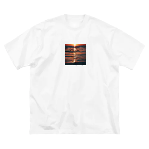 湖面に映る夕焼けの空 ビッグシルエットTシャツ