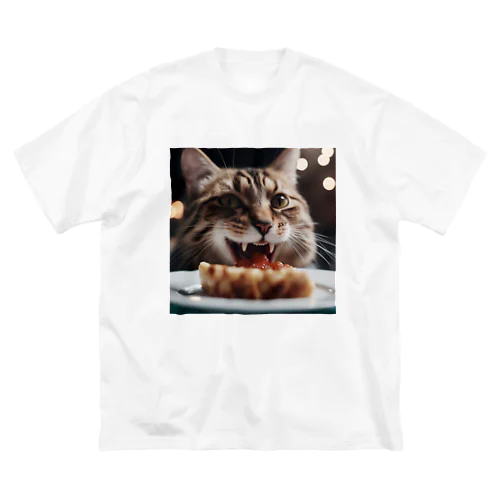 ごはんを食べている猫 ビッグシルエットTシャツ