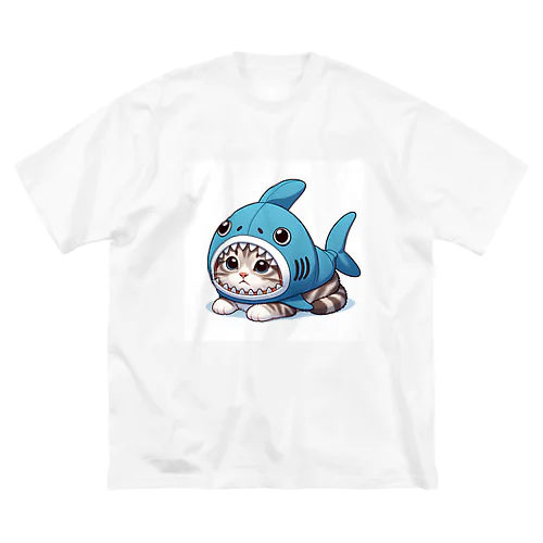 サメのフードを被った可愛らしい子猫 ビッグシルエットTシャツ