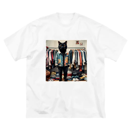 服を選んでいる猫 ビッグシルエットTシャツ