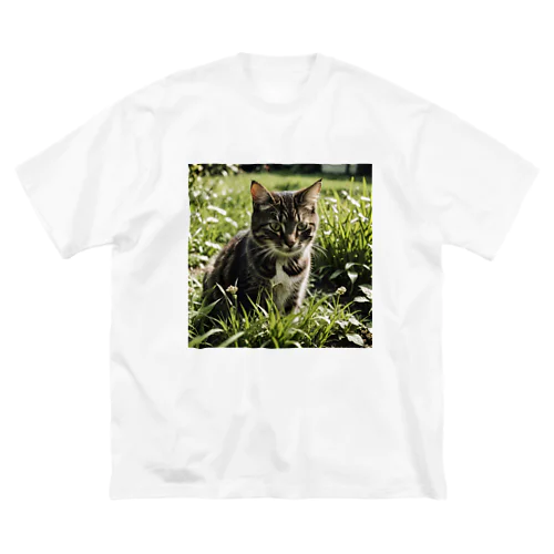 草むらの猫 Big T-Shirt