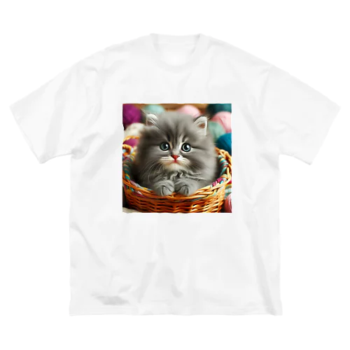 愛らしい子猫が登場！　誰もが癒される Big T-Shirt