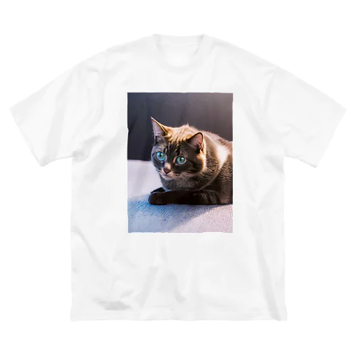 青い瞳の猫ちゃん Big T-Shirt