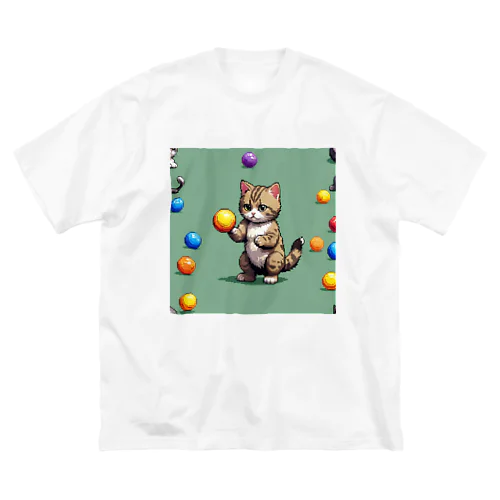 ボールで遊ぶ猫 ビッグシルエットTシャツ