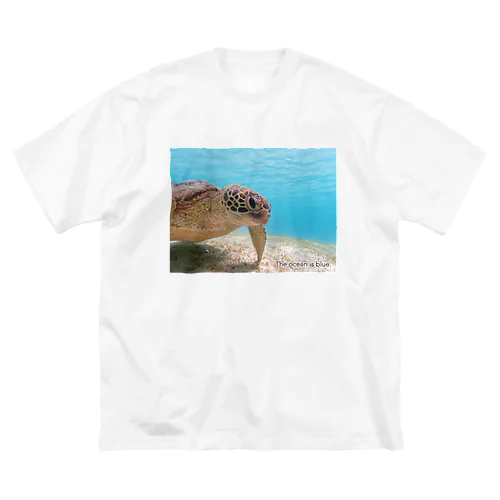 The ocean is blue. 海ガメと青い海 ビッグシルエットTシャツ