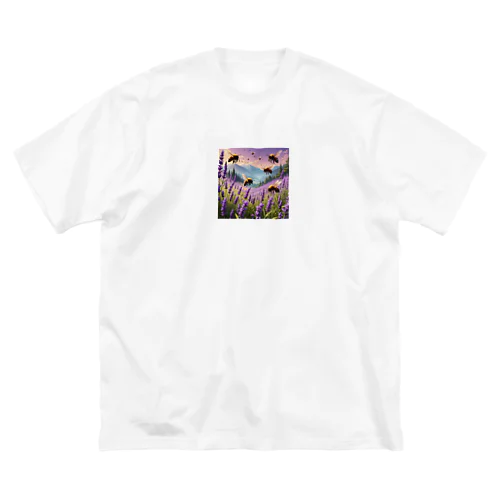 ラベンダーの花の周りを飛び回るミツバチ Big T-Shirt