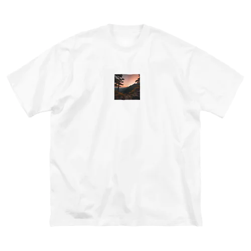 夕陽が山々にそそぐ美しい光 Big T-Shirt