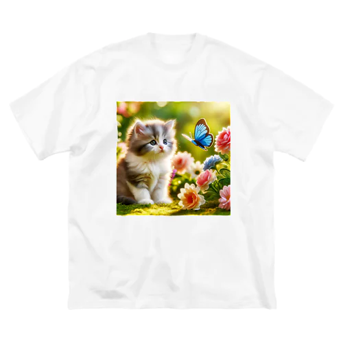 かわいい子猫と蝶々が仲良く遊んでいる様子✨ ビッグシルエットTシャツ