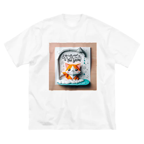 雪で遊ぶ猫？🐱 ビッグシルエットTシャツ