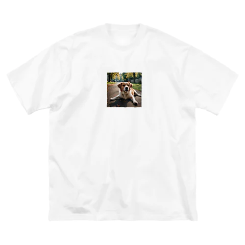 足を広げて座る犬 Big T-Shirt