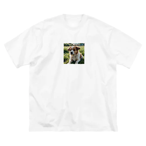 草むらで斜めを見つめる犬 dog looking for the anywhere Big T-Shirt