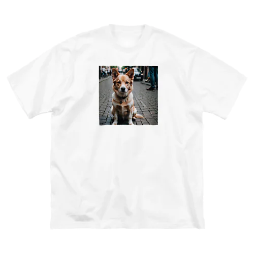 パワフルとは対照的な風貌を持つ可愛らしい犬がカメラ目線！ ビッグシルエットTシャツ