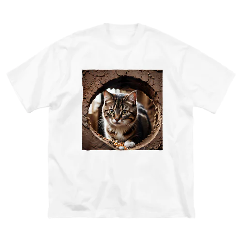 穴から覗く猫 Big T-Shirt