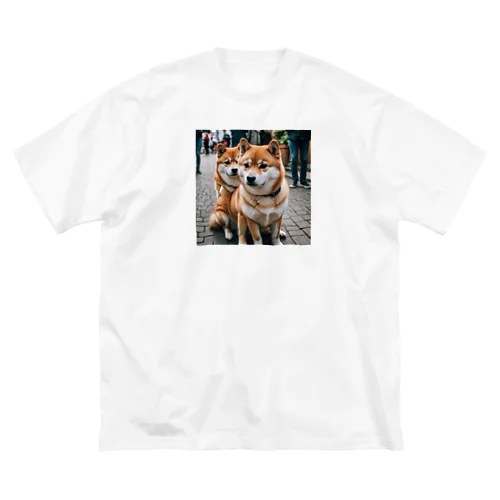 2匹のかわいい柴犬が仲良く並んで写っています。 Big T-Shirt