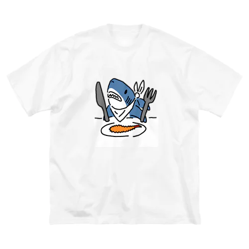 エビフライを食べようとするサメ ビッグシルエットTシャツ