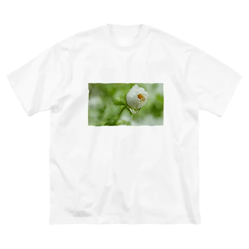 水が滴る白い花の蕾 Big T-Shirt