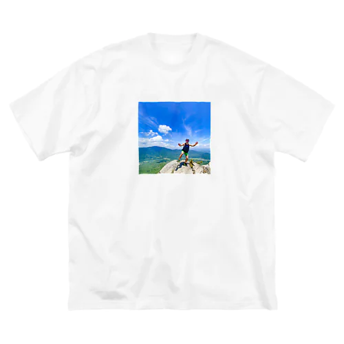 山上で、はしゃぐおじさん Big T-Shirt