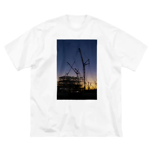薄暮の建設現場 Big T-Shirt