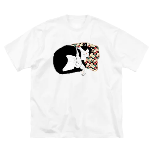 花柄のクッションで寝るハチワレ  Big T-Shirt