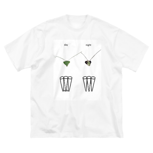 カマキリの昼と夜の複眼（英語、背景白色ver） Big T-Shirt