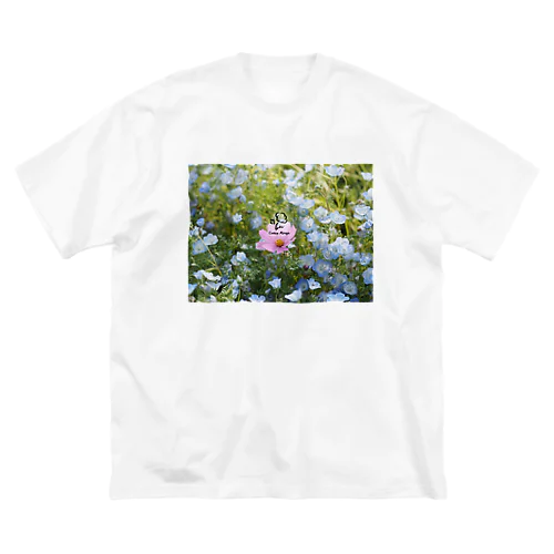 ネモフィラの中の秋桜b ビッグシルエットTシャツ