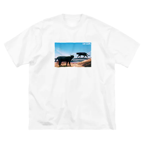 猫が闊歩する風景 Big T-Shirt