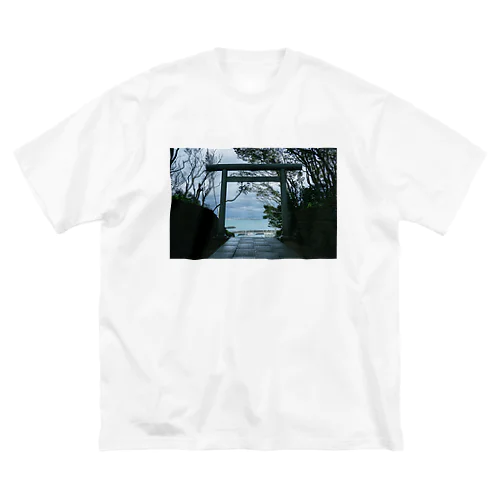 神社の先は海 Big T-Shirt