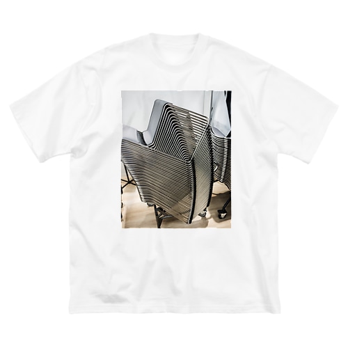 スタッキングチェアのある風景 Big T-Shirt