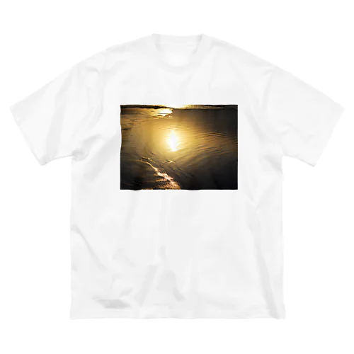 夕方の砂浜、金色 Big T-Shirt