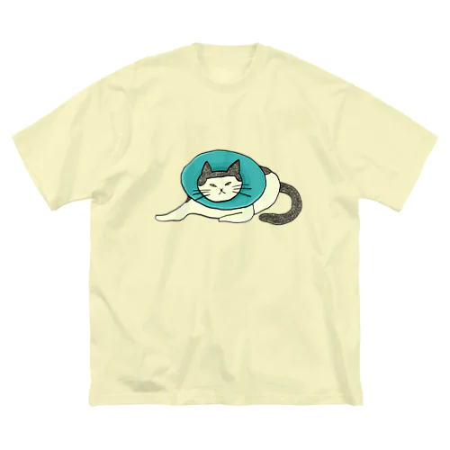 エリザベスカラーをつける猫 Big T-Shirt