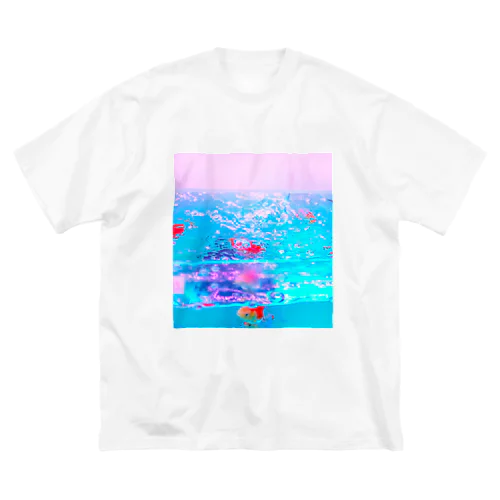 胸に金魚鉢を抱える Big T-Shirt