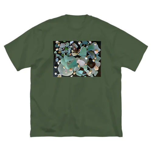 200806121633000　ガラス石と貝殻 Big T-Shirt
