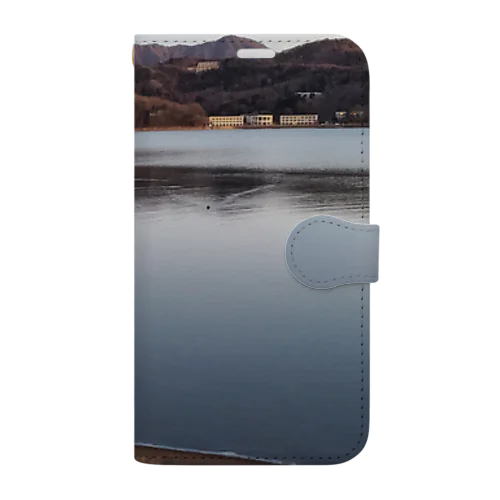 お正月の湖にいる私 手帳型スマホケース