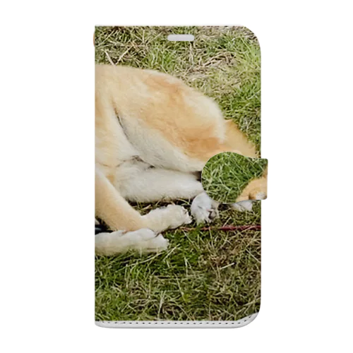 芝生で寝る柴犬わんこ Book-Style Smartphone Case