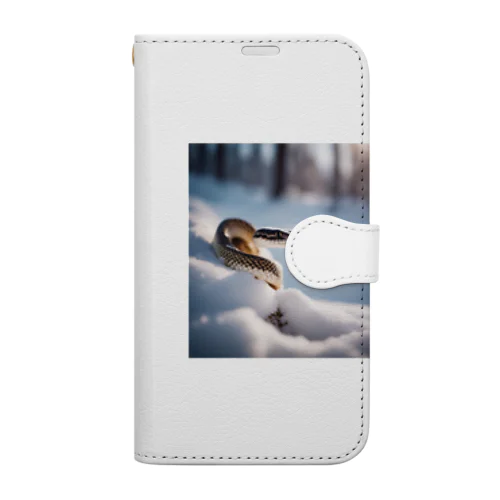 美しい雪景色の中を這いずりながら喜んでいる蛇 Book-Style Smartphone Case