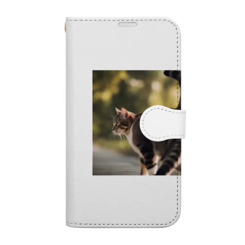 尻尾を立てて逃げようとしている猫 Book-Style Smartphone Case