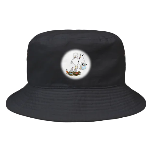 プラスチックをヒナに与える鳥 Bucket Hat