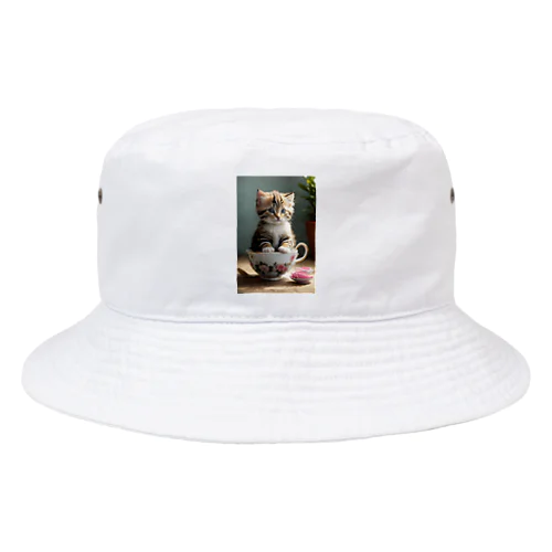 かわいい子猫がティーカップに座っているグッズ Bucket Hat