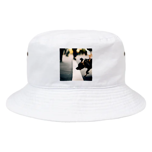 散歩中の犬のグッズ Bucket Hat