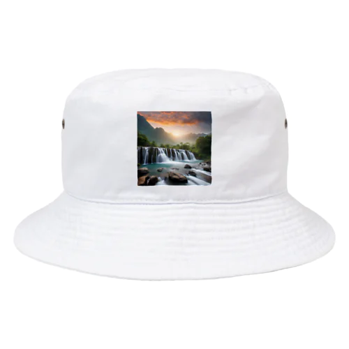 夜明けの滝と山々の美しい自然風景 Bucket Hat