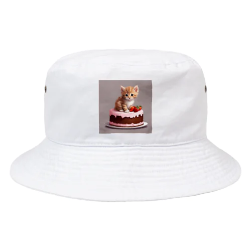 ケーキの上の仔猫ちゃん Bucket Hat