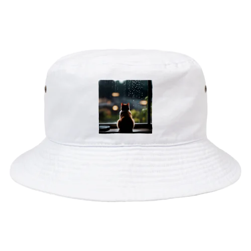 窓の前で雨を眺めているネコ[カラー] Bucket Hat