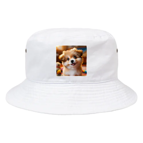 愛らしい小型犬が微笑みながらカメラに向かっている Bucket Hat