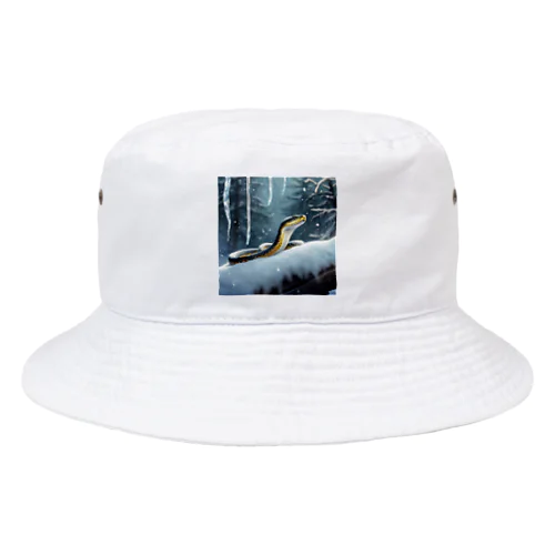 寒風に揺れる樹氷を見上げて感嘆する喜んでいる蛇 Bucket Hat