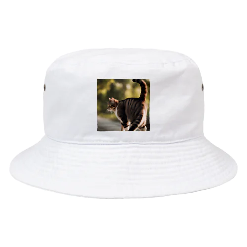 尻尾を立てて逃げようとしている猫 Bucket Hat