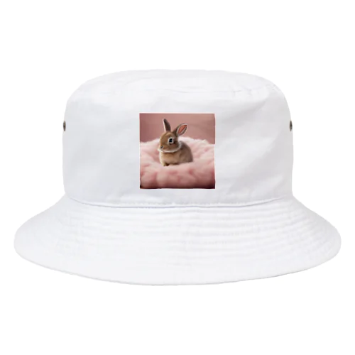 ふわふわのクッションで遊ぶウサギの赤ちゃん Bucket Hat