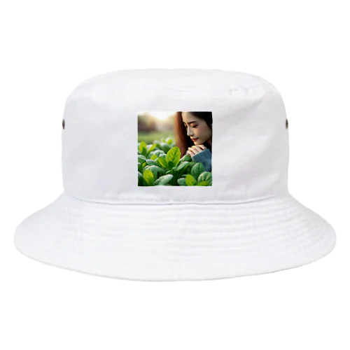 畑のほうれん草に感動するお姉さん Bucket Hat