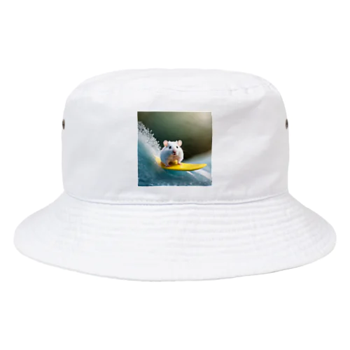 サーフィンをする白いハムスター Bucket Hat