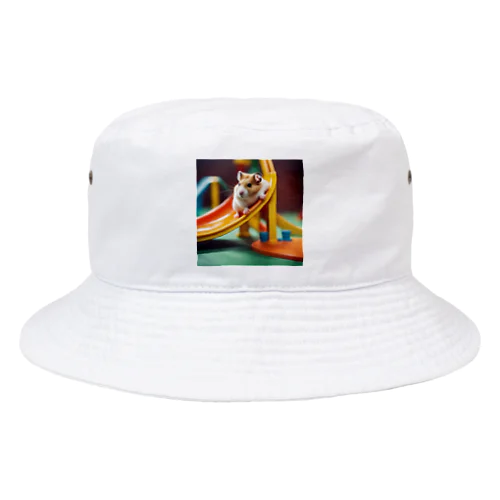 おもちゃの滑り台で遊ぶハムスター Bucket Hat